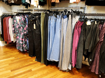 现代服装零售 从衣架陈列到消费体验的革新