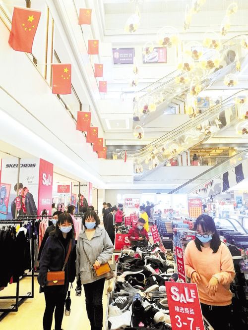 湖北消费强势回暖 零售餐饮住宿营收飙升九成，鞋帽零售领跑复苏